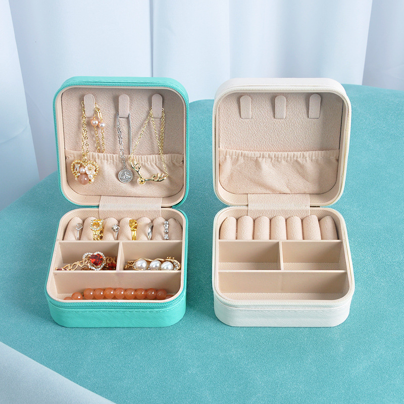 صندوق تخزين مجوهرات ملون وبسيط - مراجعة Accessories Travel Jewelry Box وسعره