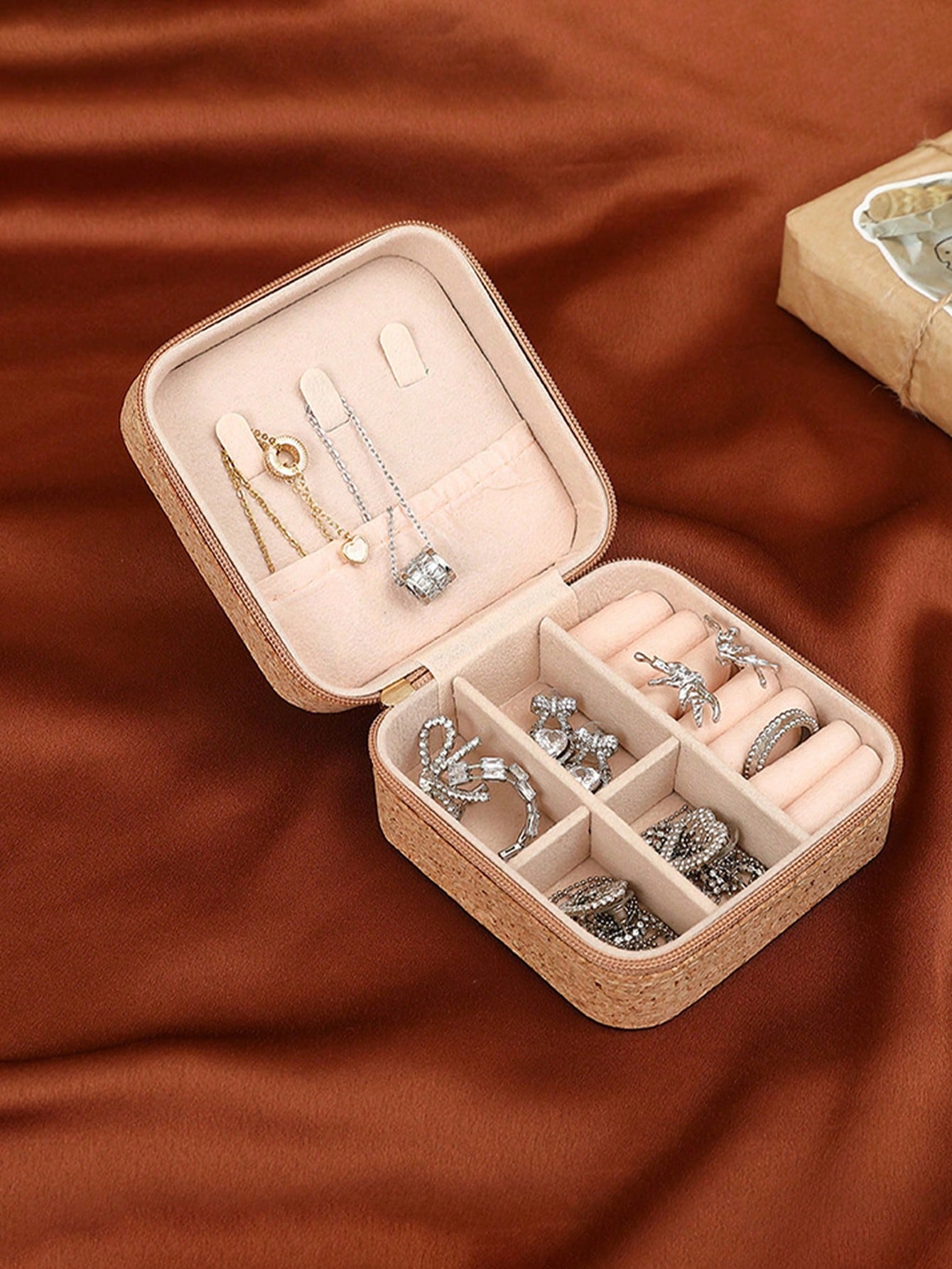 علبة مجوهرات مربعة الشكل بتصمي - مراجعة Accessories Travel Jewelry Box وسعره